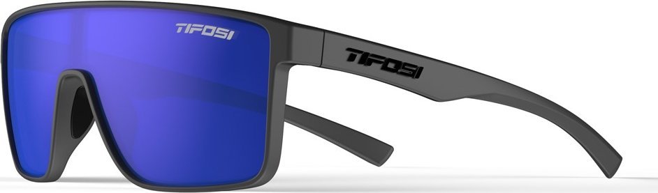 Løpebriller med blå speilglass og sort ramme, sett fra skrå vinkel. Logo synlig på glass og stang.