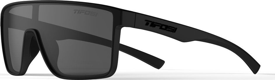 Løpebriller med stort, sammenhengende sort glass og matt svart innfatning, sett fra skrå vinkel.