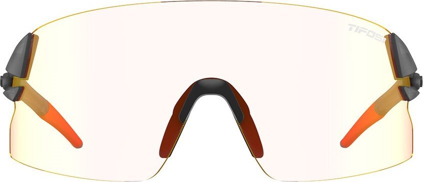 Sykkelbriller med stor, buet lys oransje linse, tynne stenger med oransje detaljer og svart nesebro, sett forfra.