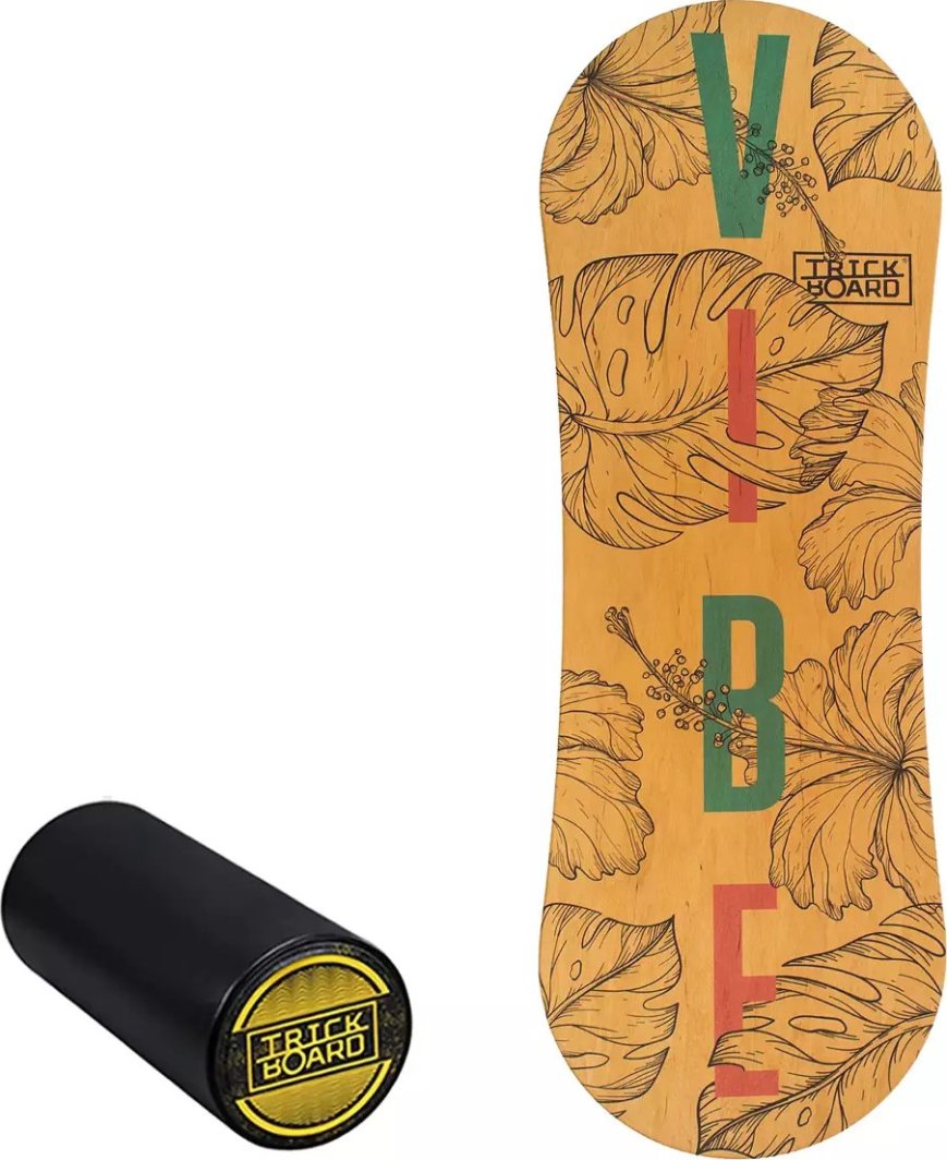 Balansebrett i lyst tre med blomster- og bladmotiv, teksten “VIBE”, og sort balanserulle med gul logo.