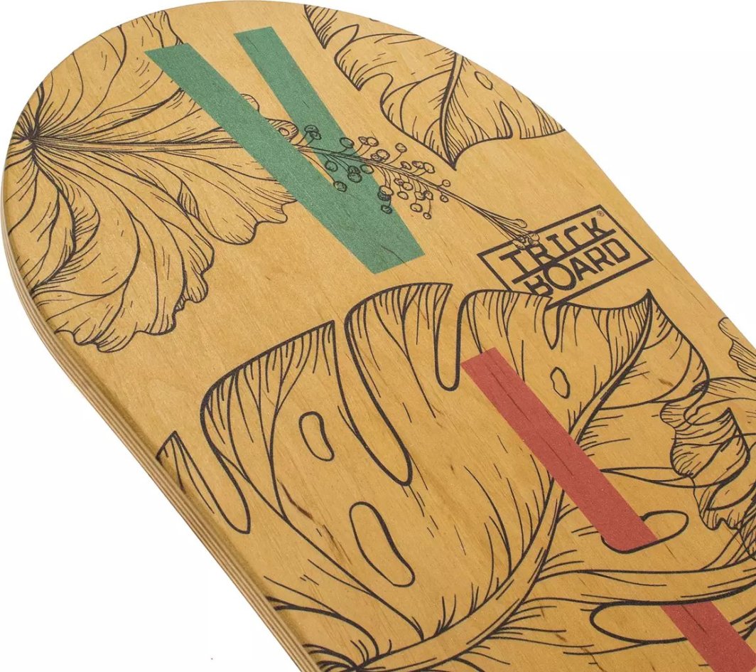 Balance Board i lyst tre med sorte botaniske illustrasjoner og grønne og røde striper, sett fra skrå vinkel.