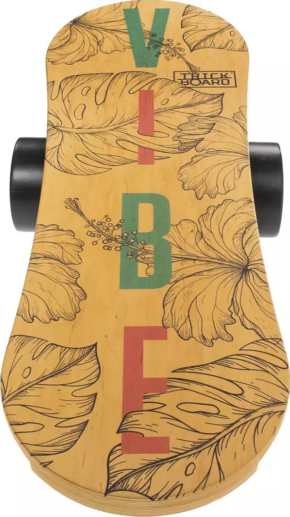 Balance Board i lyst tre med store svarte ruller, tropiske blader og fargerike bokstaver sett ovenfra.