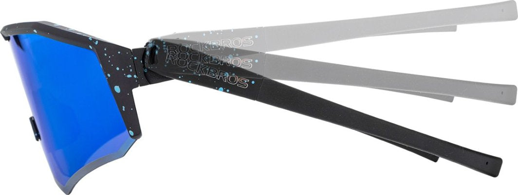 Sportsbriller med blått speilglass, svart innfatning, lyseblå detaljer og bevegelige stenger med RockBros-logo.