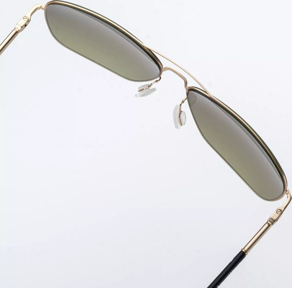 Solbriller med tynne gullfargede metallinnfatninger og mørke glass, sett skrått ovenfra med fokus på nesebroen.