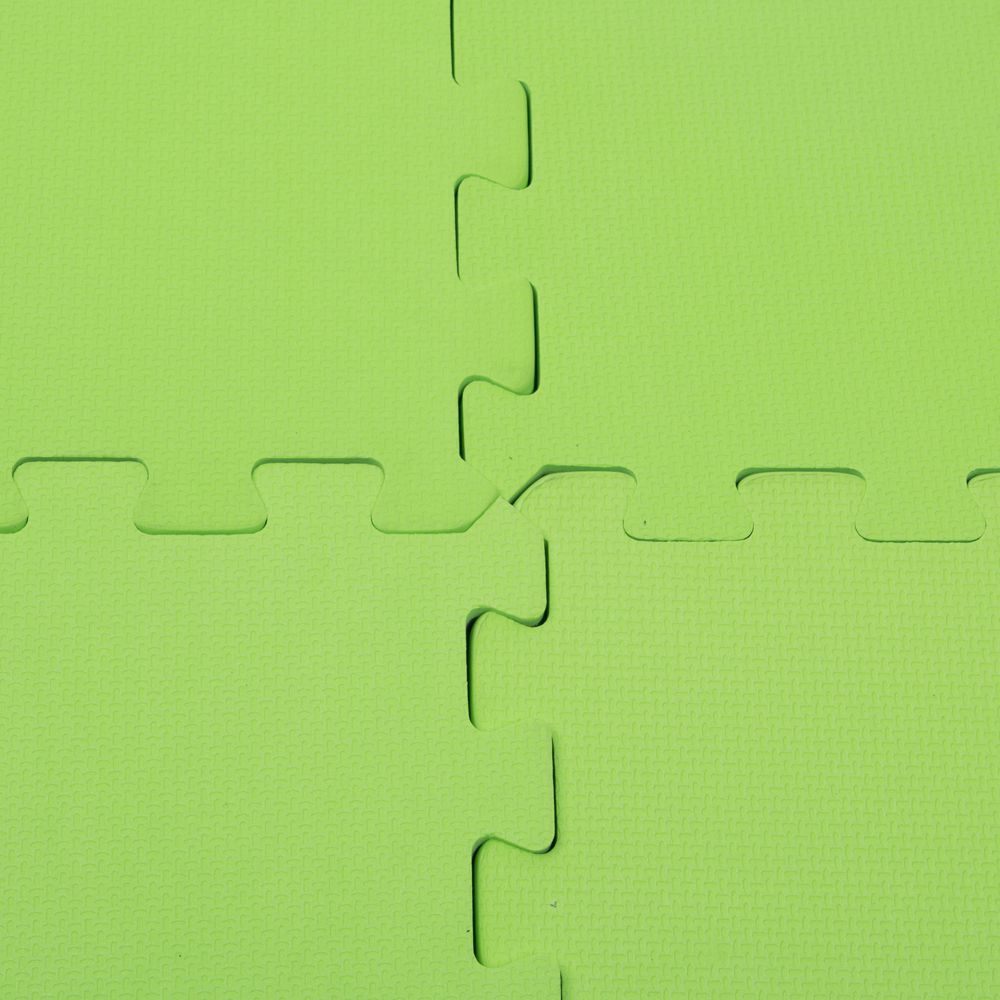 Treningsmatte bestående av fire grønne EVA skumplater med puslemønster, sett ovenfra, lett teksturert overflate.