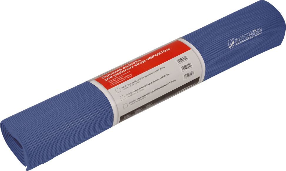 Treningsmatte i blått skumplast, rullet sammen med synlig etikett og strukturert overflate, sett fra skrå vinkel.