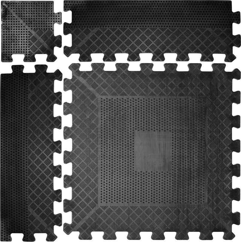 Gymmatte i svart gummi med strukturert, perforert overflate, vist sammenkoblet som firkantede puslematter.