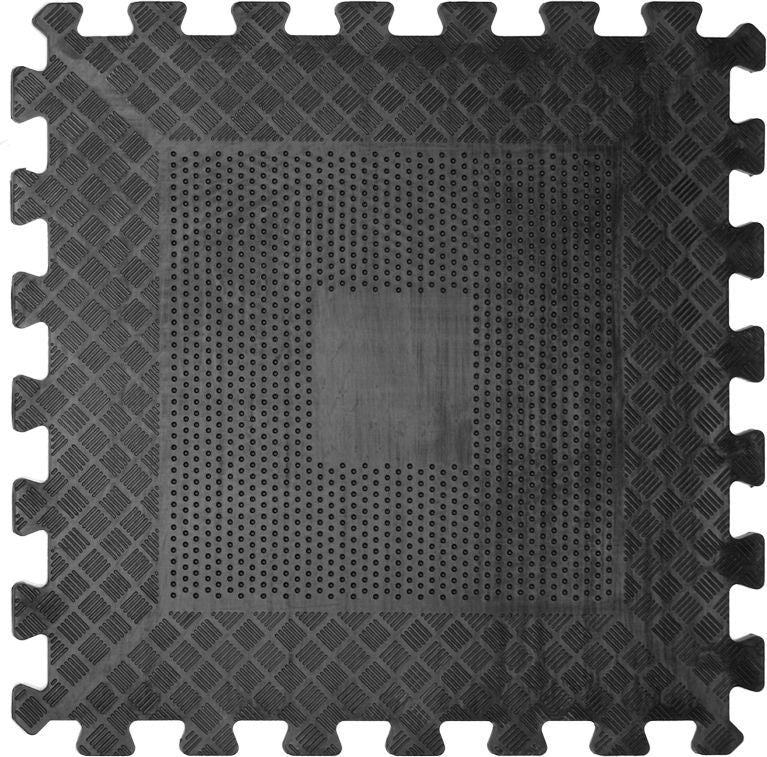 Treningsmatte Tykk kvadratisk svart gummimatte med puslespillkant, små dreneringshull og rutemønstret kant.