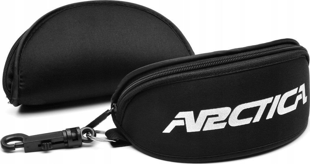 Løpebriller svart halvmåneformet etui i tekstil med glidelås, hvit logo og karabinkrok, vist forfra og bakfra.