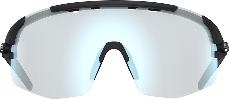 Sykkelbriller med stor, buet fotokromisk linse og sorte detaljer, sett forfra med fokus på glass og innfatning.