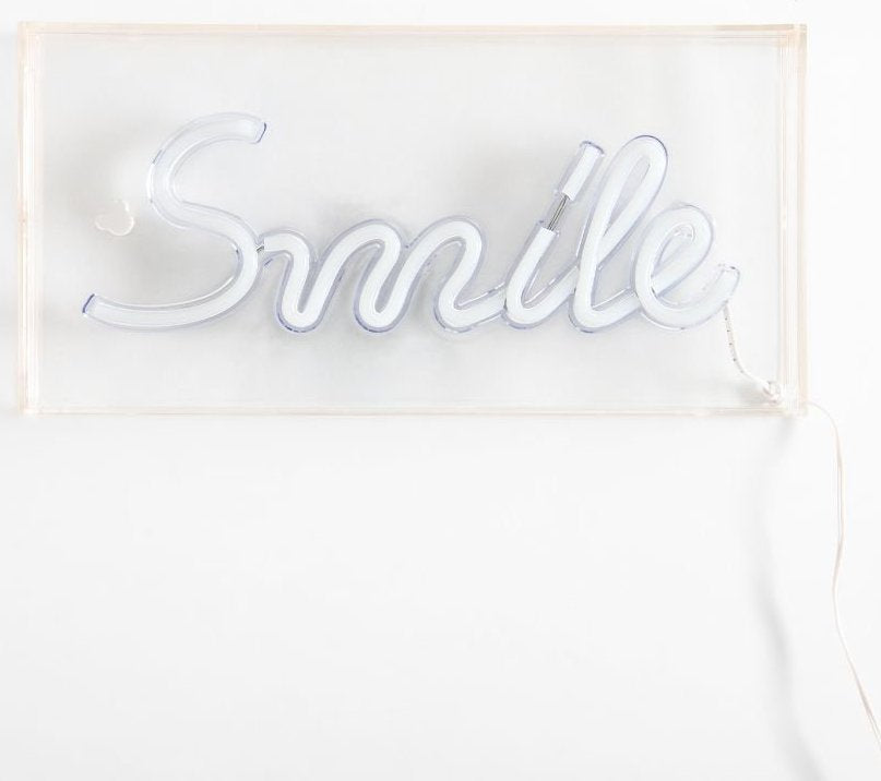 Sammenleggbar tredemølle Neonskilt SMILE 15cm rosa LED med hvit skrift på akrylplate, frontvisning.