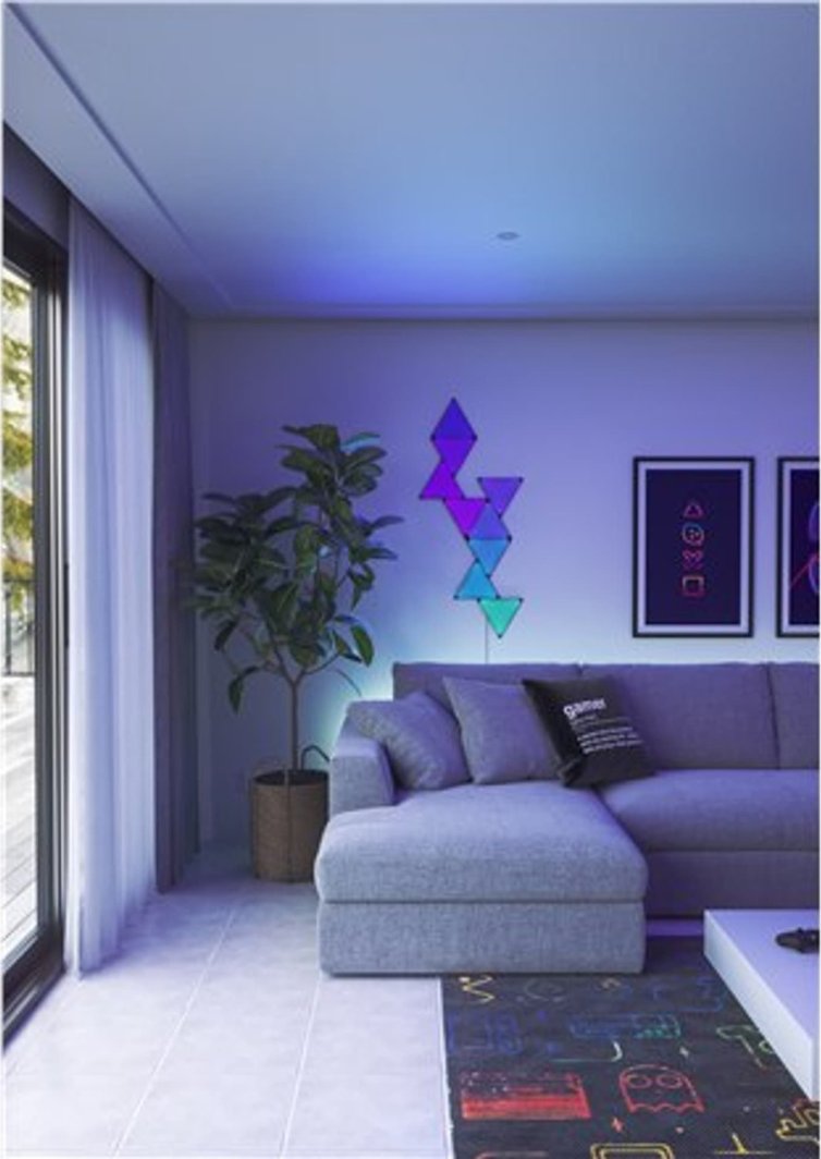 Sammenleggbar tredemølle vises ikke, kun Nanoleaf Shapes Triangles LED-panel på vegg i moderne stue.