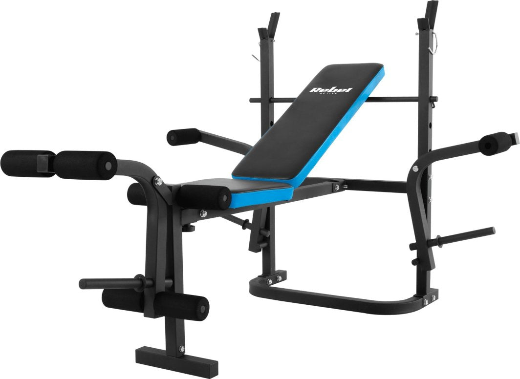 Multifunksjonell Treningsbenk med svart og blå polstring, justerbar ryggstøtte og solide metallhåndtak sett forfra.