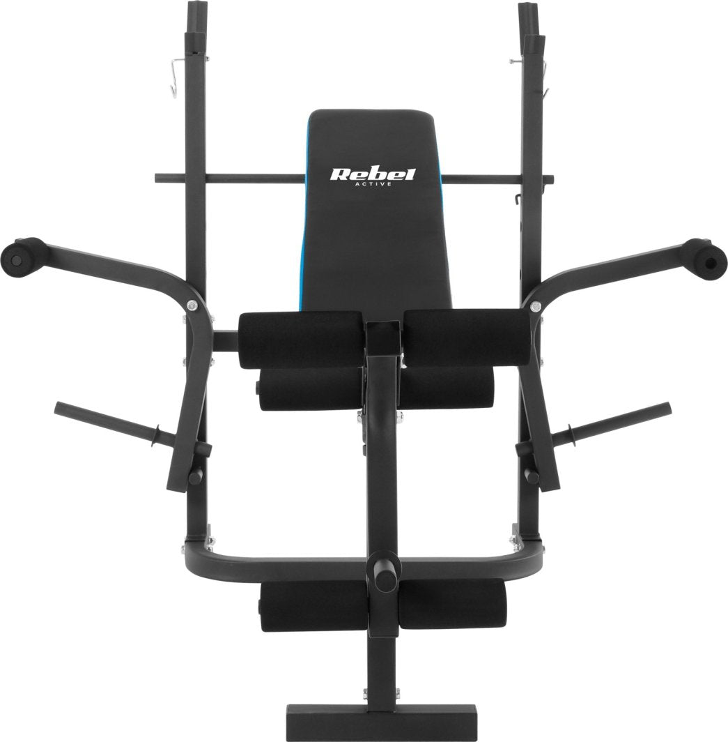 Treningsbenk i sort med polstret ryggstøtte og sete, sett forfra, metallramme og Rebel Active-logo på ryggen.