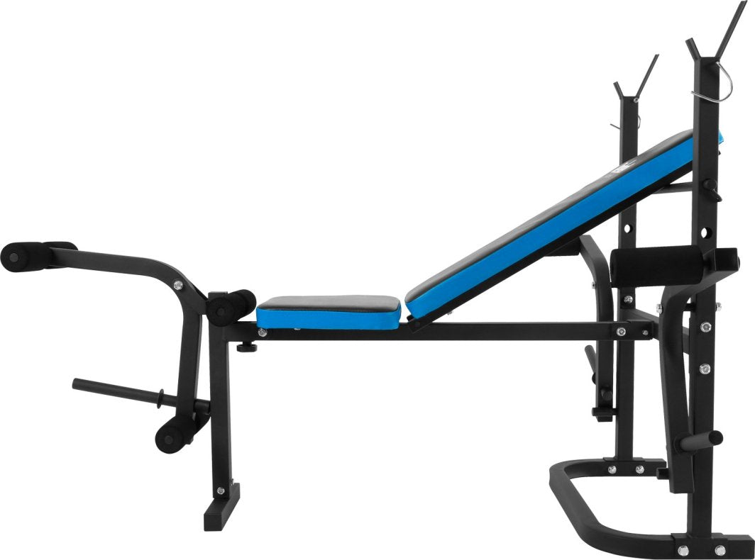 Treningsbenk Justerbar med sort metallramme og blå/svart polstring, sett fra siden med flere støtteputer.