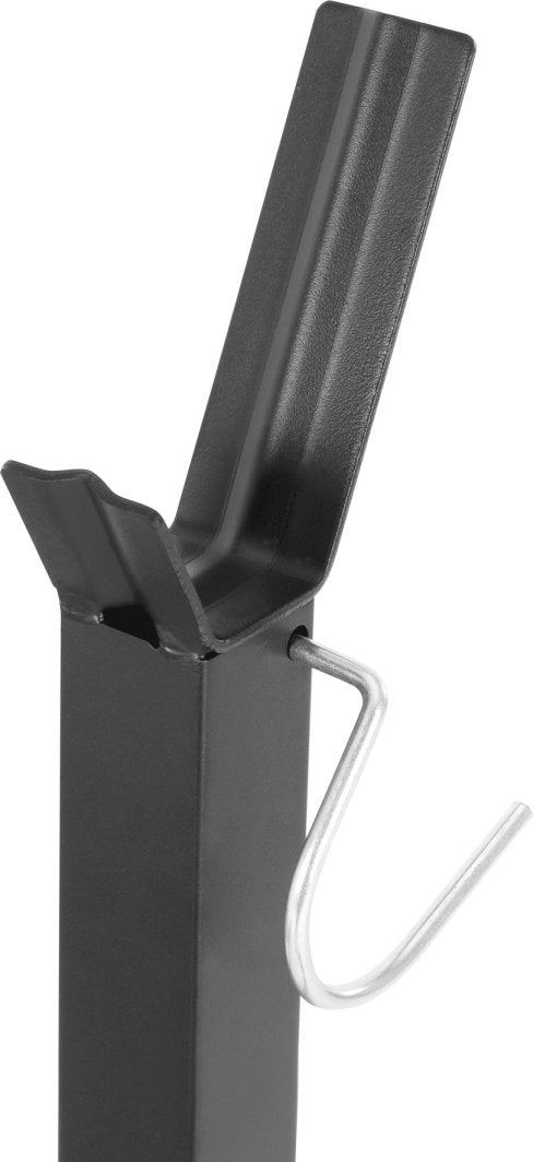 Treningsbenk Justerbar svart metallstativ med V-formet holder og sølvfarget krok, nærbilde av konstruksjonen.