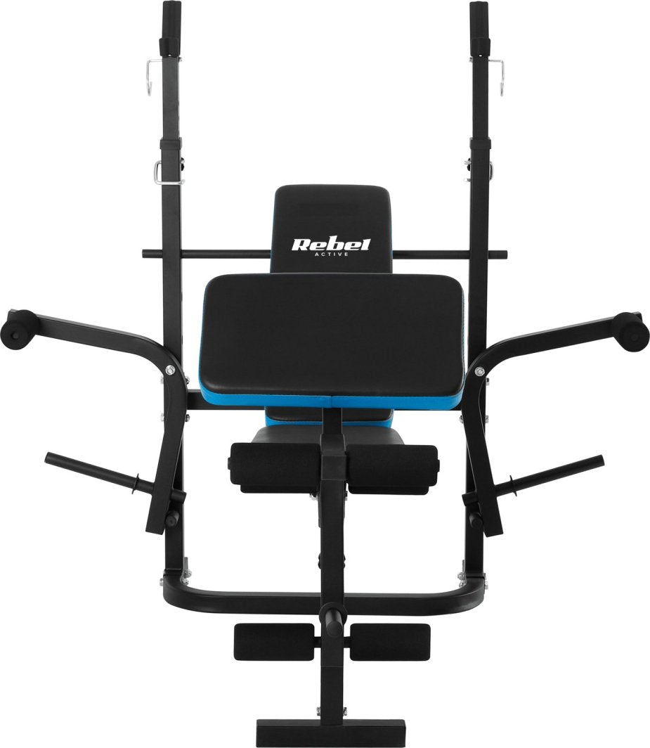 Treningsbenk i sort og blått med polstrede puter, justerbare armlener og Rebel ACTIVE-logo på ryggstøtten.