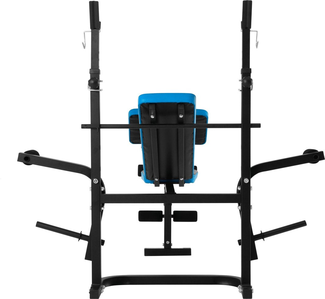 Multifunksjonell Treningsbenk med sort metallramme, blå og svart polstring, stativ og holdere for vektskiver.