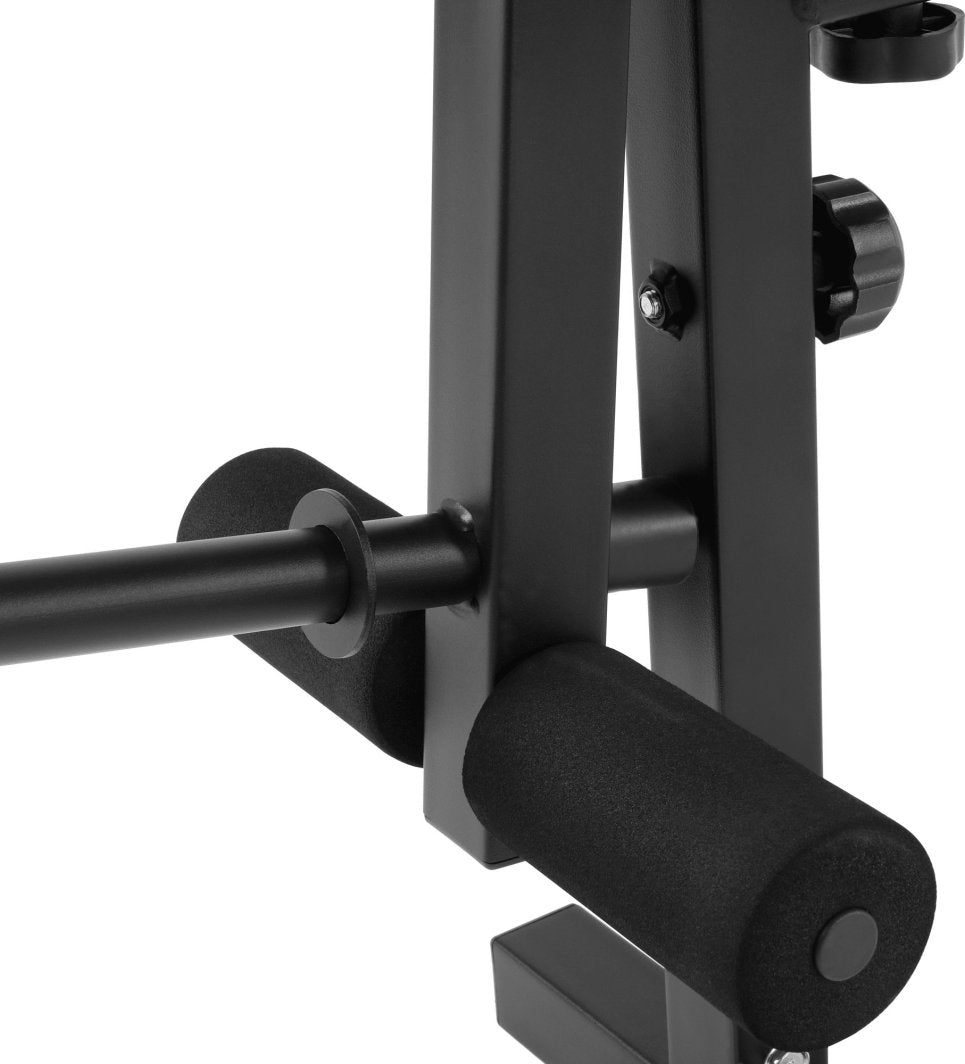 Justerbar Treningsbenk med svart metallramme, myke skumputer, synlige skruefester og reguleringshjul på benstøtten.