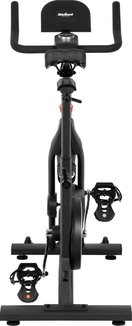 Spinnsykkel i sort med styre, sete, pedaler og base med støtteben, sett rett forfra, alle detaljer synlige.