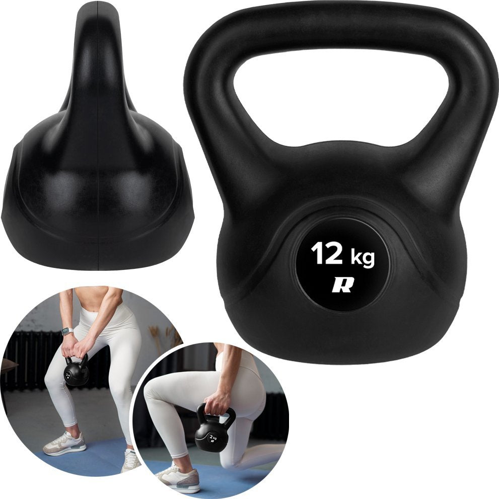 Kettlebell på 12 kg i sort plast med tydelig håndtak, vises forfra, ovenfra og i bruk på treningsmatte.