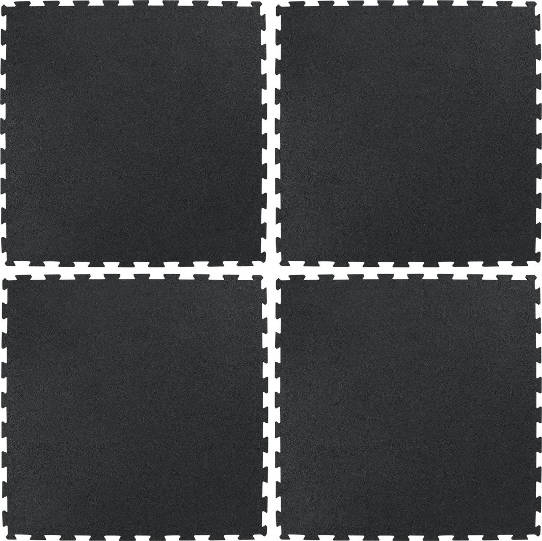 Treningsgulv med fire svarte, firkantede matter i puslesystem, sett ovenfra med synlige sammenføyningskanter.