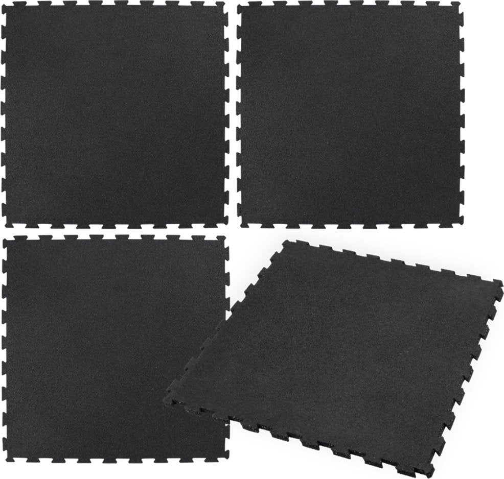 Treningsmatter Gulv i svart gummi, fire kvadratiske plater med puslespillkant, én dratt opp for å vise tykkelse.