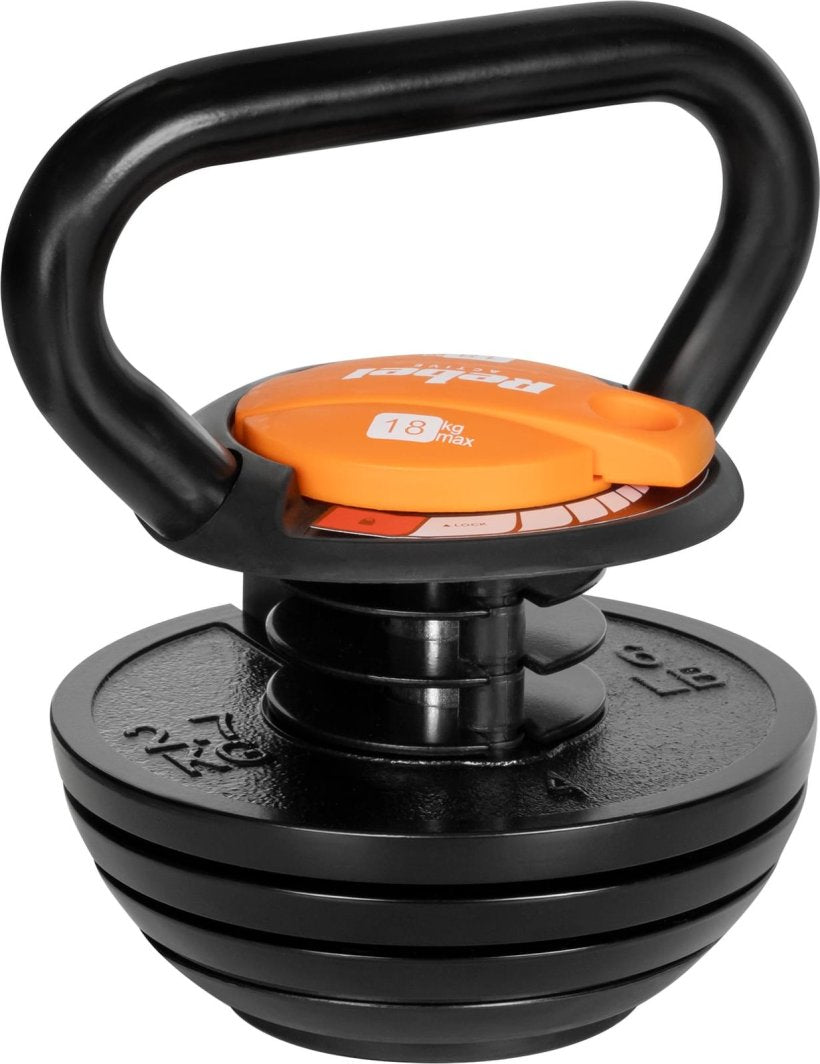 Kettlebell i sort metall med oransje reguleringsmekanisme, håndtak og synlige vektskiver fra skrå vinkel.
