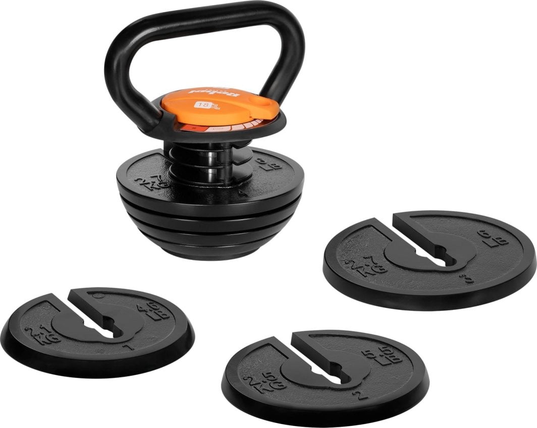 Kettlebells justerbar i svart metall med oransje låsemekanisme og løse vektskiver ved siden av.