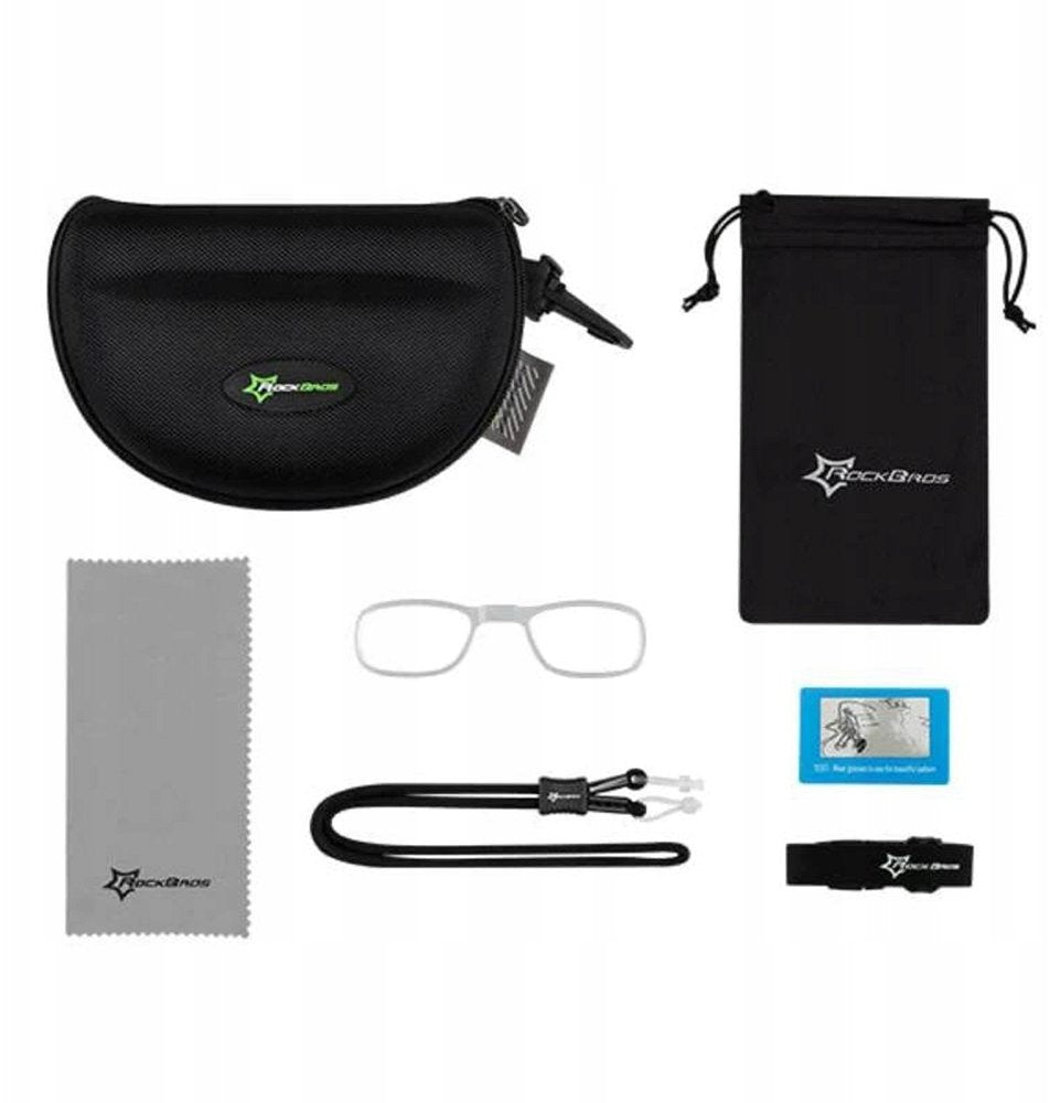 Sportsbriller med tilbehør: svart hardcase, myk pose, pusseklut, stropp, nesebrobeskytter, ekstra kort og reim.