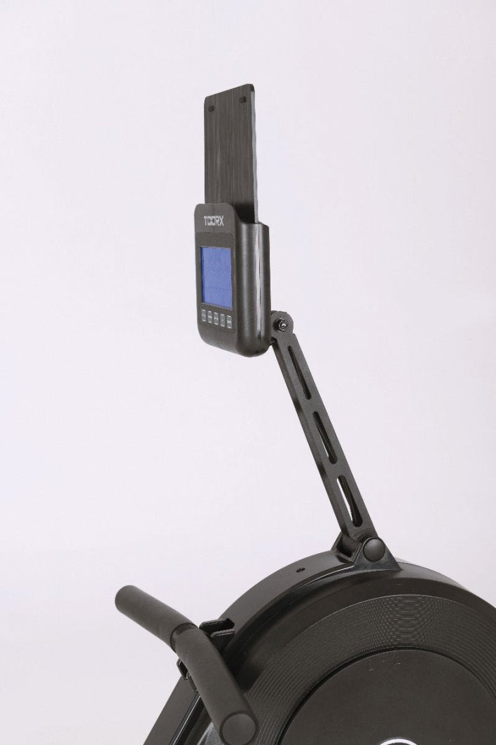 Treningsapparat Hjemme med sort LCD-display, knapper, stativ, håndtak og hjul, sett fra siden på romaskin.