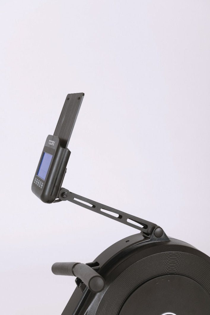 Romaskin med sort ramme, LCD-display på justerbar arm og håndtak, sett fra siden, alle detaljer synlige.