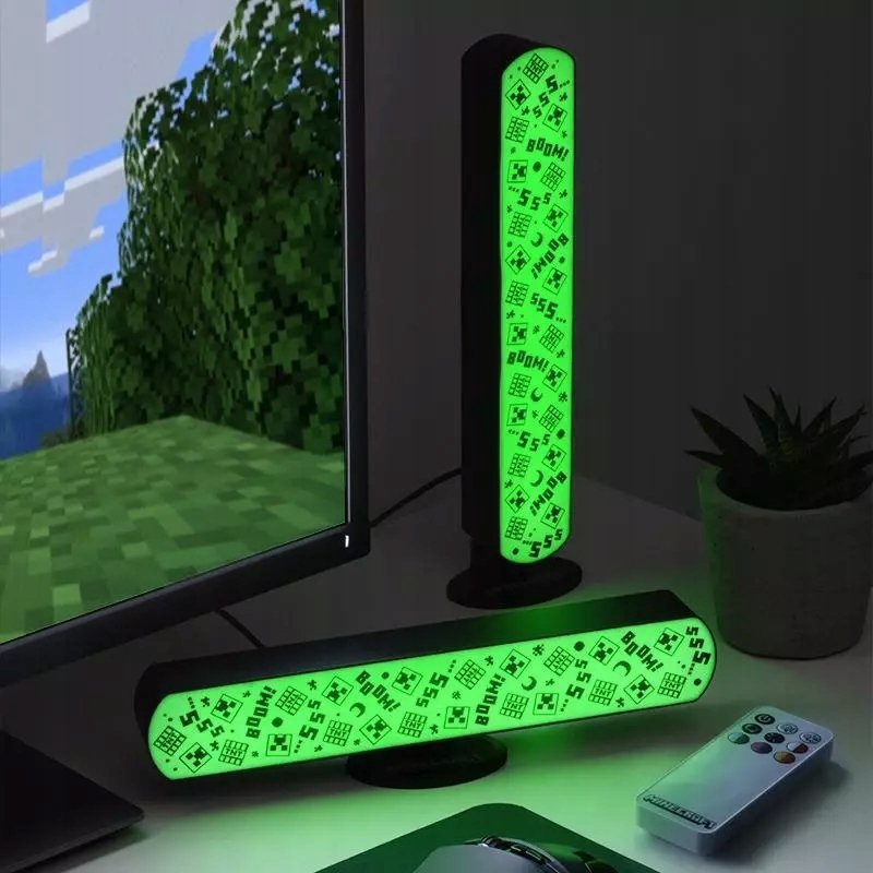 Løpebånd lampe Minecraft RGB sett med grønt lys og svarte symboler på skrivebord ved PC.