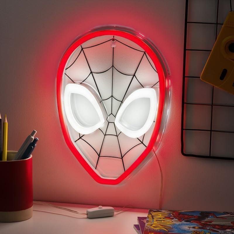 Tredemølle vegglampe Spiderman maske med røde og hvite LED-lys, tent på vegg over skrivebord.