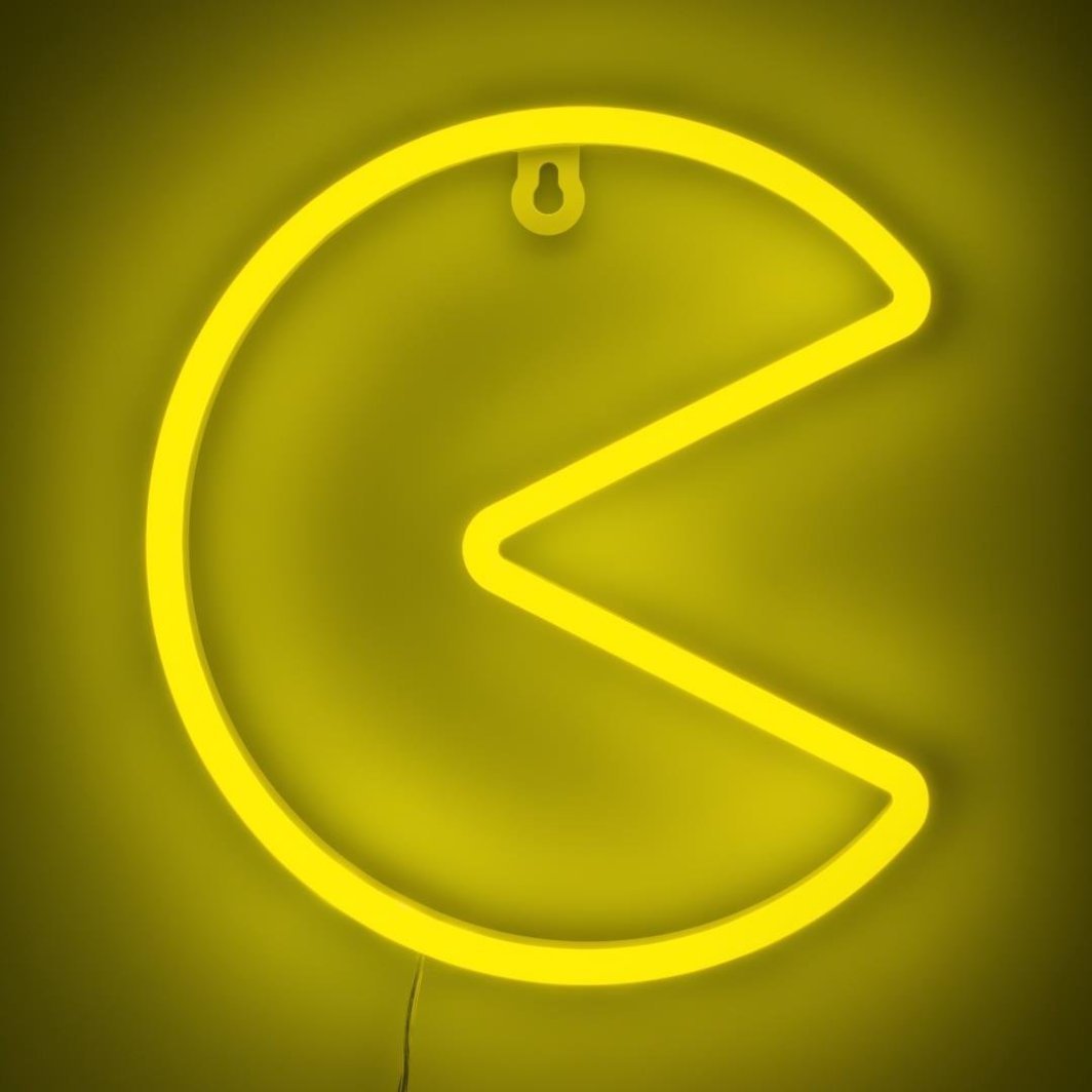 Walking Pad vegglampe Pac-Man LED i gul, veggmontert med synlig veggfeste mot gul bakgrunn.