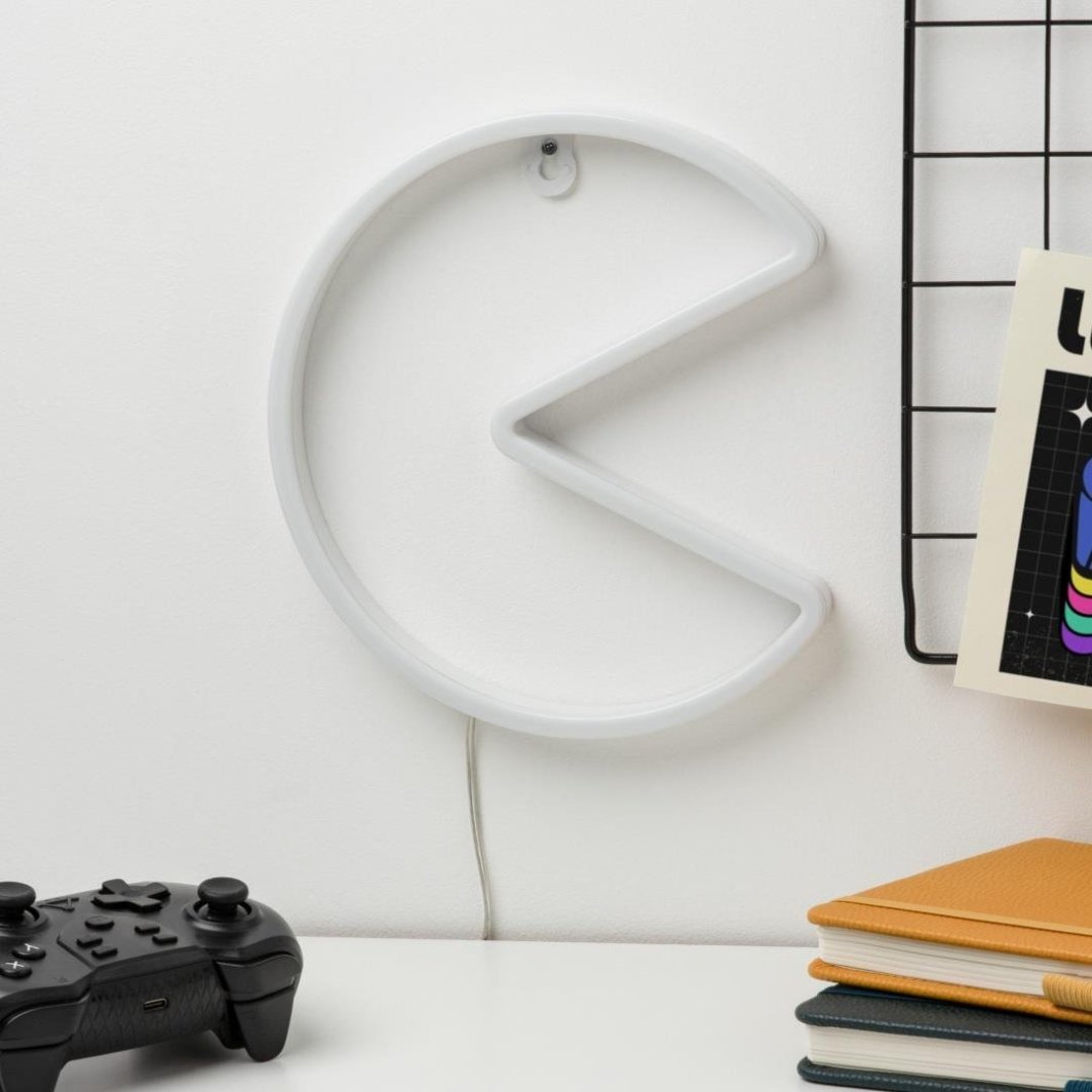 Tredemølle vegglampe Pac-Man i hvitt, sett fra siden montert over skrivebord med spillkontroller.