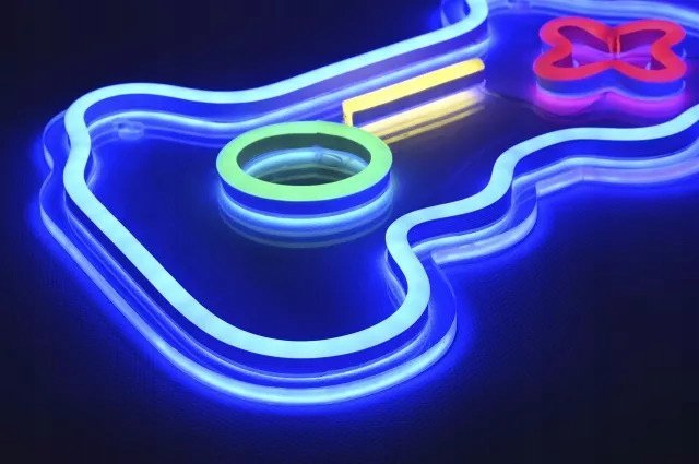 Tredemølle hjemme neonlampe Gaming-pad med flerfarget LED-lys, sett fra skrå vinkel.