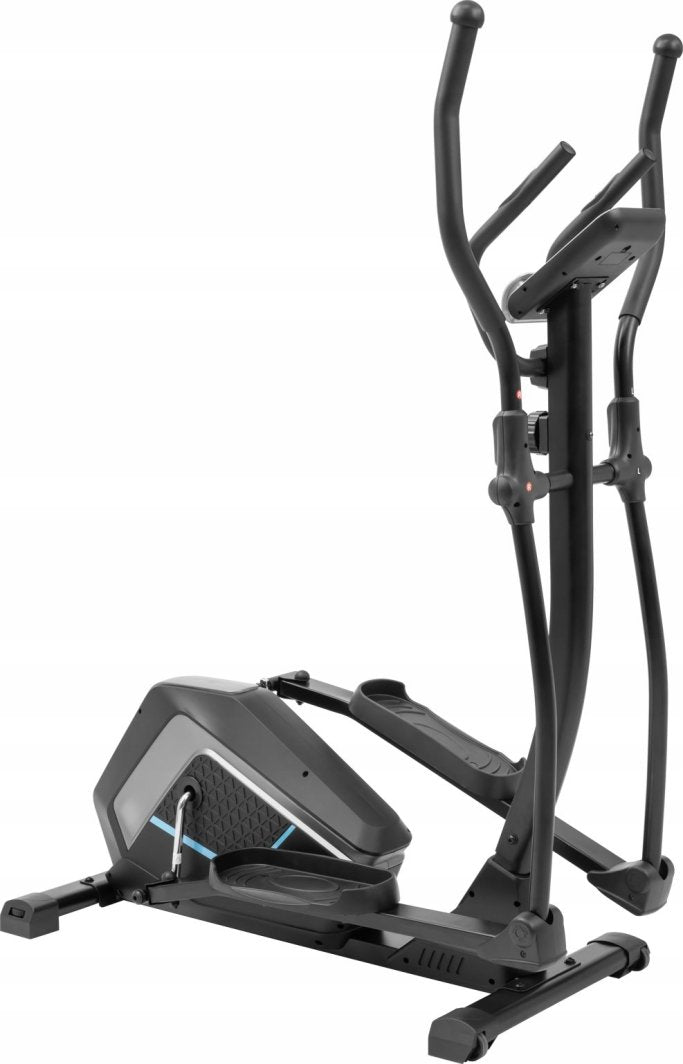 Ellipsemaskin i sort plast og metall med store fotplater, buede håndtak og blå detaljer, sett fra skrå vinkel.