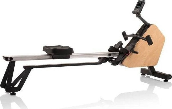 Romaskin med sort og lyst treverk, metallramme, digital skjerm, sete, fotstøtter og håndtak sett fra siden.