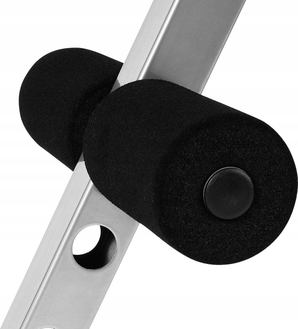 Treningsbenk Justerbar med to svarte skumputer på sølvfarget metallstang, detalj fra siden.