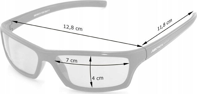 Sportsbriller i grå plast fra skrå vinkel, med mål for bredde, glasshøyde og brillestenger vist på bildet.