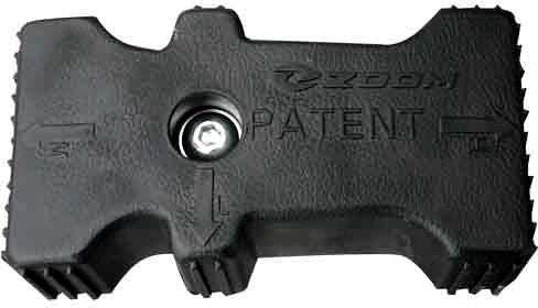 Stepper Trening sort plasthus med riflede kanter, sentrert skrue og preget tekst sett ovenfra.