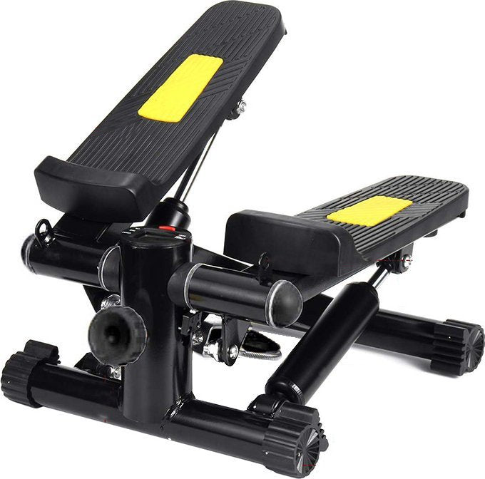 Stepper i sort metall med sklisikre fotplater, gule detaljer og LCD-teller, sett fra skrå vinkel forfra.