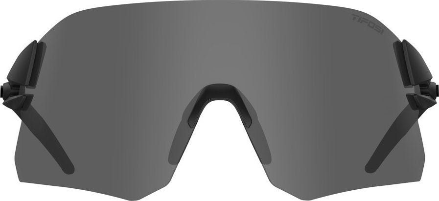 Sykkelbriller med heldekkende, buet mørk grå linse, nesepute og sidefester, avbildet forfra.