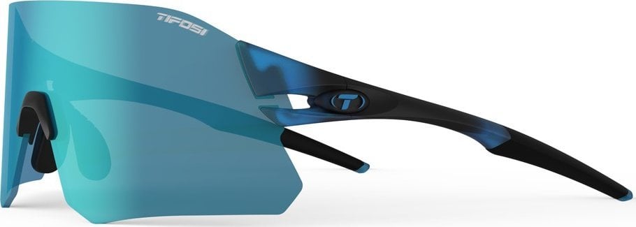 Sportsbriller Dame med blåtonet speilglass, svart-blå ramme og justerbare nesepads, sett fra siden.