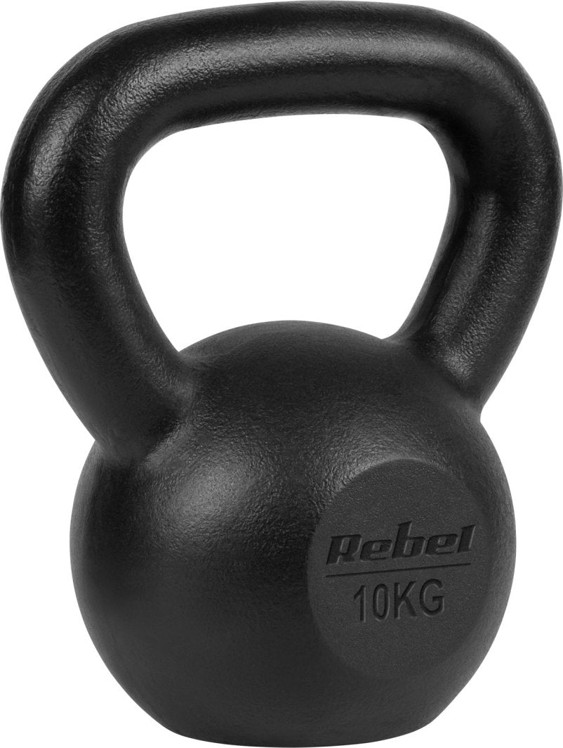Kettlebell på 10 kg i sort, matt støpejern med ergonomisk grep, vekt og Rebel Active-logo synlig foran.