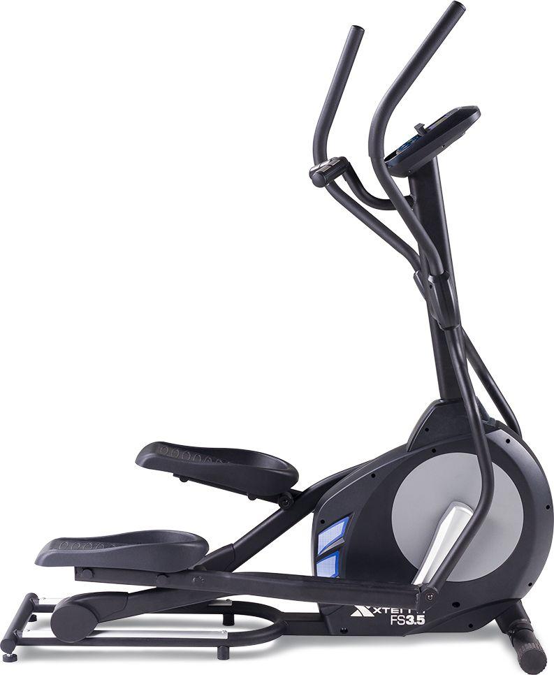 Orbitrek sort ellipsemaskin med store håndtak, brede pedaler, LCD-display og blå detaljer ved drivverket.