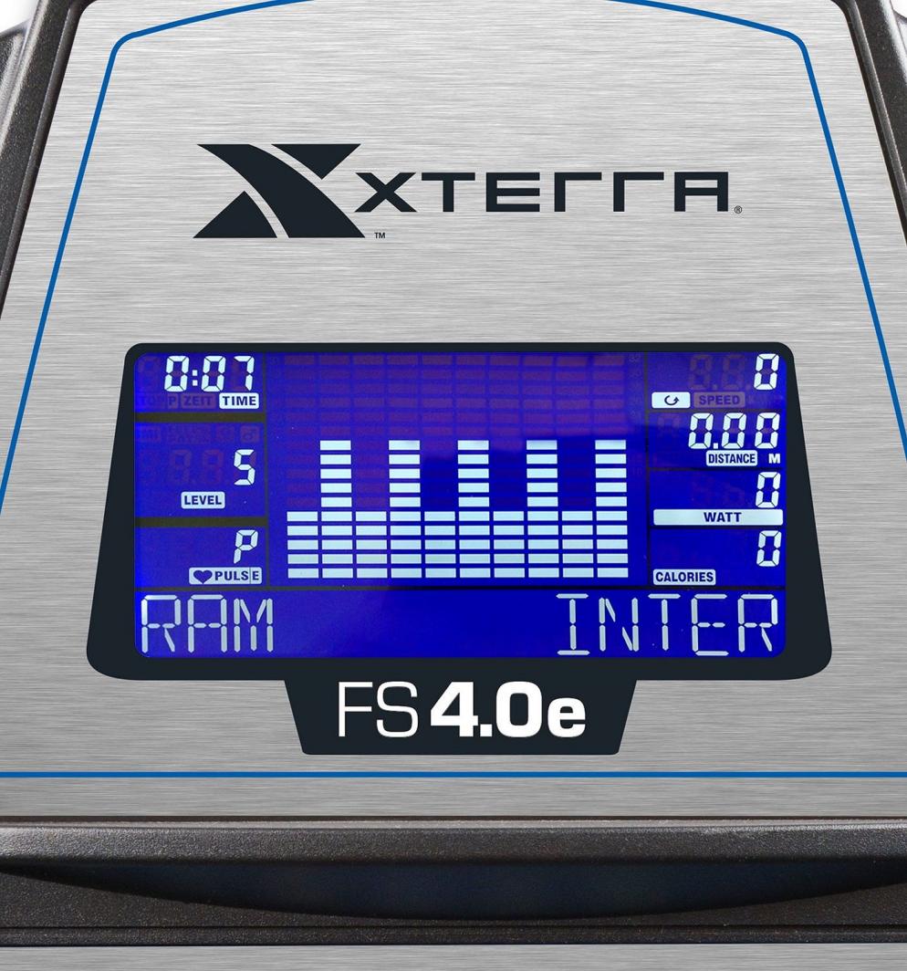 Ellipsemaskin med digitale knapper, justerbare pedaler og skjerm, avbildet fra siden i lyse omgivelser.