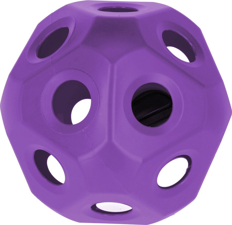 Hesteleke ball i lilla plast med flere runde hull, sett fra siden, sort detalj synlig inni ballen.