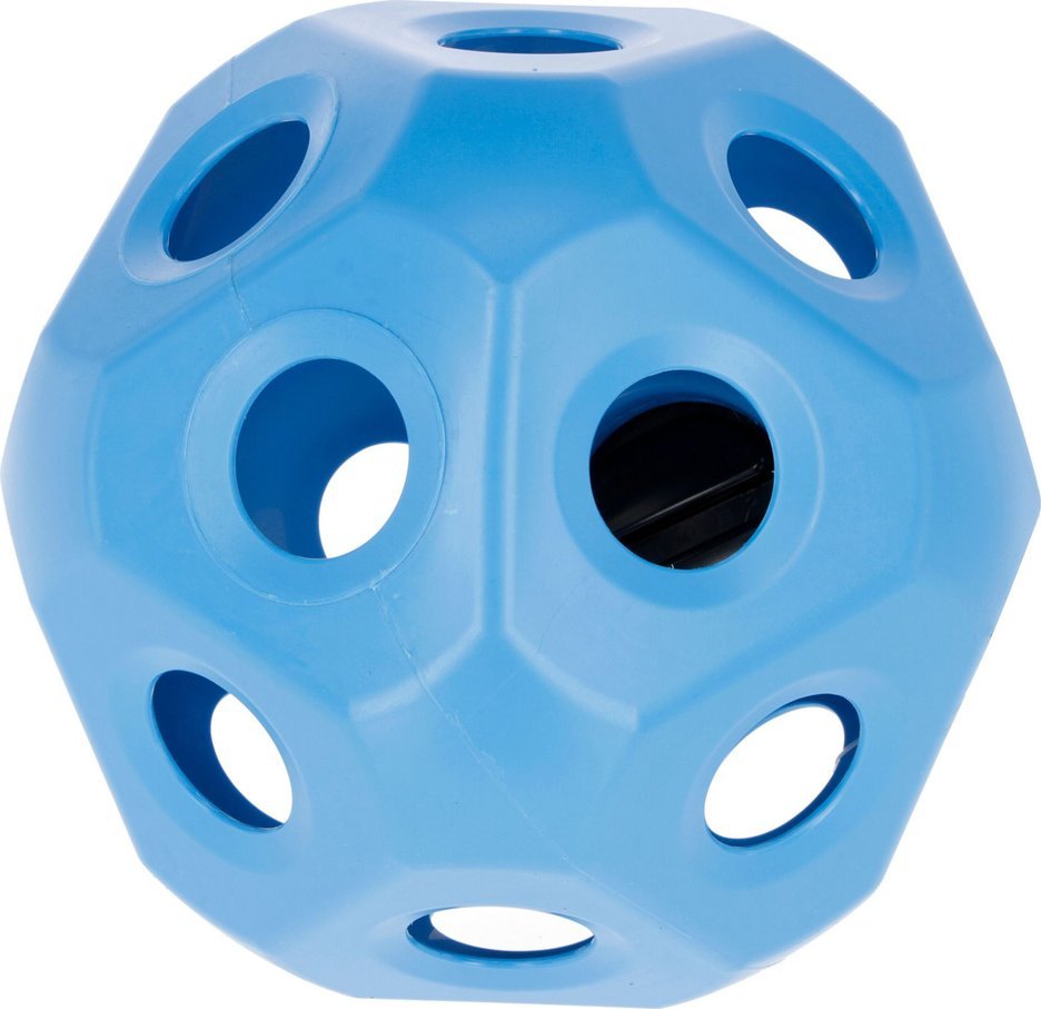 Høyball i blå plast med store, jevnt fordelte hull og geometrisk design, sett fra siden.